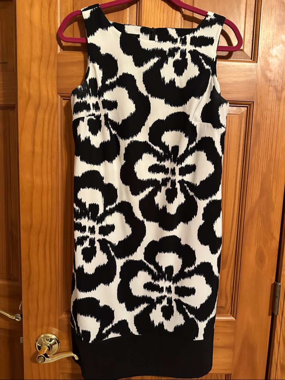 Sleeveless Black & White Floral dress like new condition